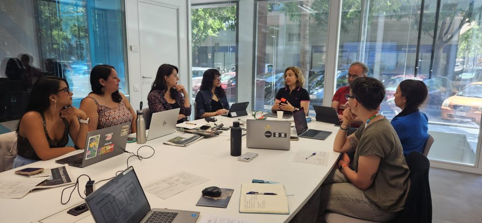 Peronas particpando en la 4rta Plenaria FUTURNAT alrededor de una mesa