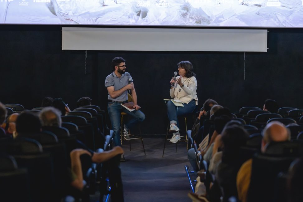 Miquel Figueras y Elisenda Ardèvol presentando el estreno del documental Amazomania en el marco del Festival de Cine Documental de Barcelona