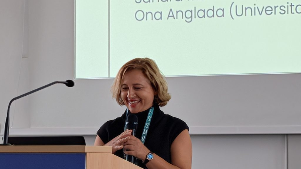 Gemma San Cornelio presentando comunicación en ECREA 2026