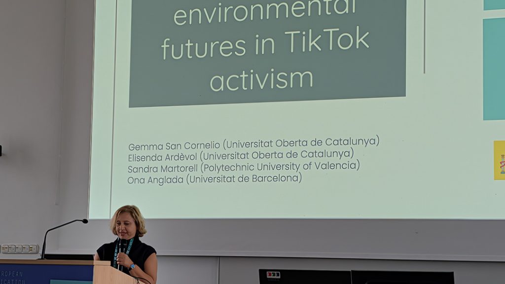 Gemma San Cornelio presentando comunicación en ECREA 2026